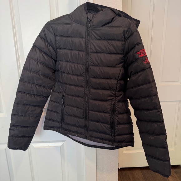 The Strain Final Season Cast & Crew Exclusive Puffer Jacket - Picture 1 of 4